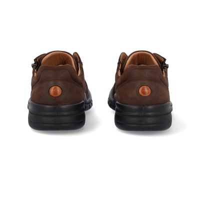 Sapatos castanhos escuros de couro vistos de trás com sola preta