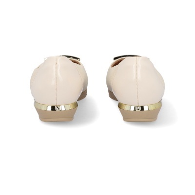 Par de sapatos rasos femininos bege com detalhes dourados no salto