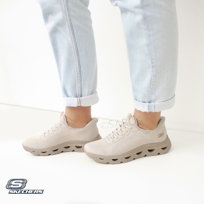 Sapatilhas Skechers bege com sola almofadada usadas com calças de ganga claras