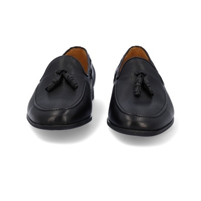 sapatos mocassim pretos em pele com tasséis