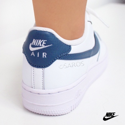 Ténis brancos e azuis com logo NIKE AIR na parte de trás