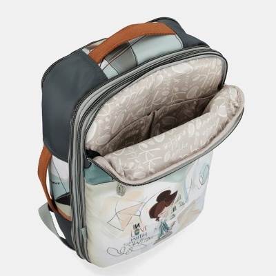 Mochila colorida com alças castanhas e bolso frontal estampado