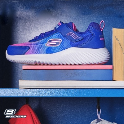Ténis Skechers azul e rosa com sola branca em prateleira