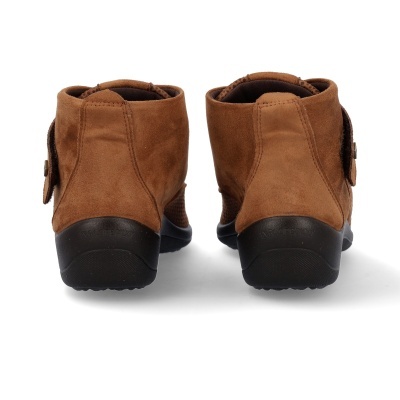 Botins castanhos de camurça com sola preta vistos de trás.
