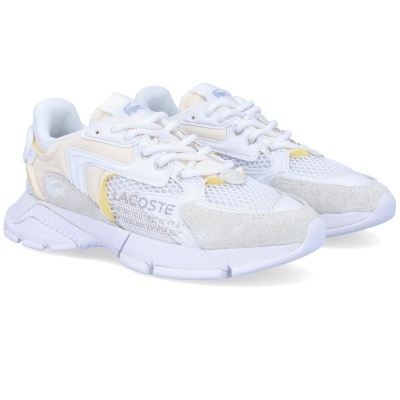 Sapatilhas desportivas Lacoste brancas com detalhes bege e amarelo.