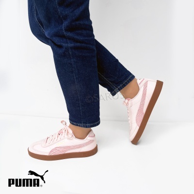 Sapatos desportivos Puma rosa claro com sola castanha e padrão com riscas rosas