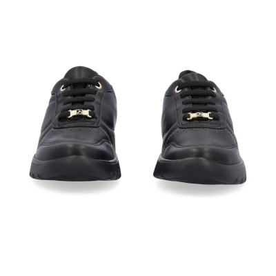 Sapatos desportivos pretos com atacadores e detalhes metálicos