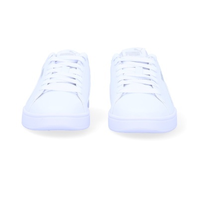 Sapatilhas brancas Puma vistas de frente