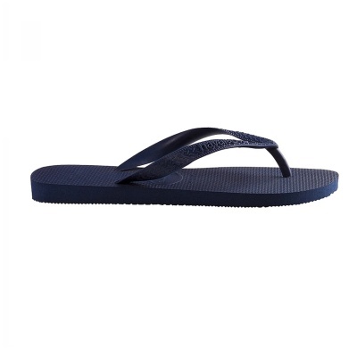 Chinelos castanhos escuros tipo flip-flop com tiras texturizadas e sola antiderrapante