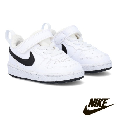 Sapatilhas infantis Nike brancas com fecho em velcro e logo preto