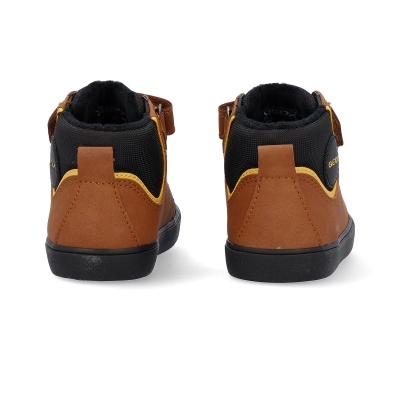 Sapatos infantis castanhos e pretos vistos de trás