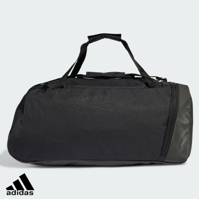 Mala desportiva Adidas preta com fecho de correr e alças de transporte sobre fundo cinza claro