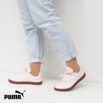 Ténis Puma cor de rosa claro com sola castanha e calças de ganga claras