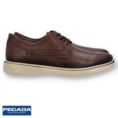 Sapato masculino castanho em couro com sola branca e detalhes perfurados