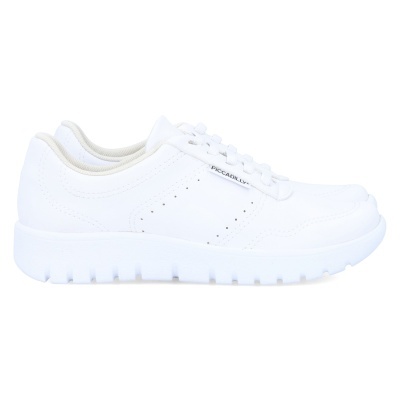 Ténis brancos em material sintético com sola grossa e detalhes perfurados