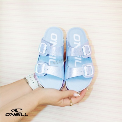 Sandálias azuis O'NEILL com fivelas brancas na mão