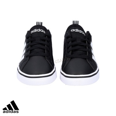 Ténis Adidas pretos com riscas brancas e logo Adidas na língua