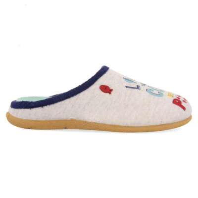 Chinelo de quarto branco com bordas azuis e sola castanha, pequeno detalhe vermelho e estampado colorido