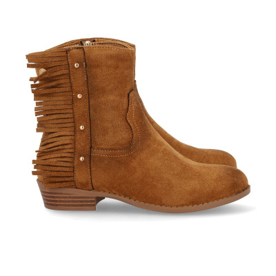 Botins castanhos com franjas e tachas em fundo branco