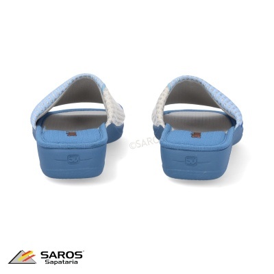 Chinelos azuis com tiras brancas vistos de trás