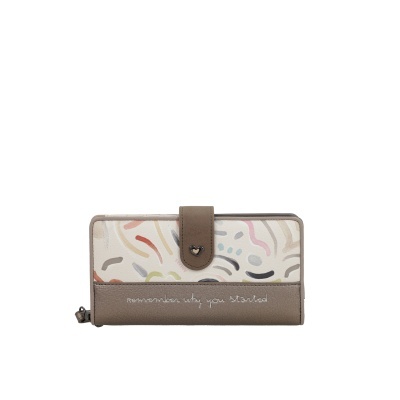 Carteira feminina castanha e bege com padrão abstrato e texto bordado