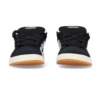 Ténis Adidas pretos com sola castanha clara sobre fundo branco