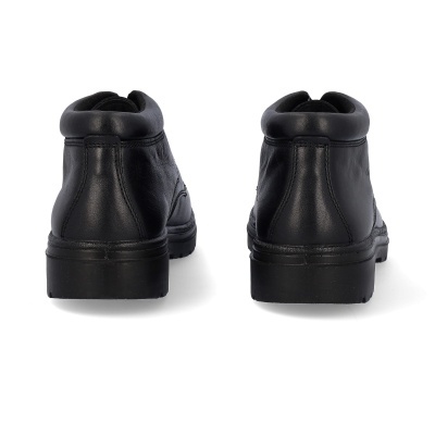 Botas pretas de couro vista traseira em fundo branco