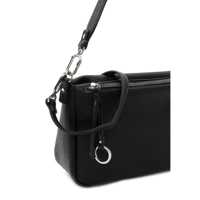 Bolsa preta pequena com fecho e alça de ombro ajustável