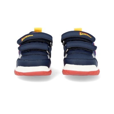 Sapatilhas azuis para criança vista frontal com fechos em velcro e sola vermelha