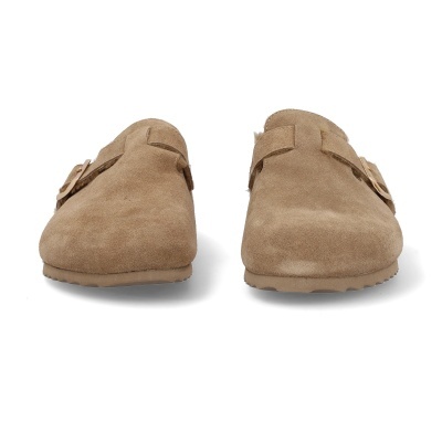 Sapatos sabot em camurça bege com fivela dourada
