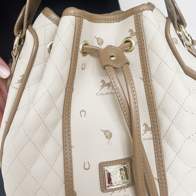 Mala de mão estilo saco azul claro com detalhes em pele castanha e logo Cavalinho