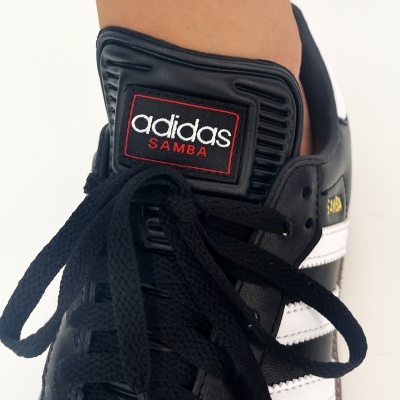 Tênis Adidas Samba preto com detalhes brancos e etiqueta visível