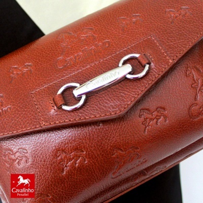 Carteira castanha em pele com padrão de cavalos e logótipo Cavalinho