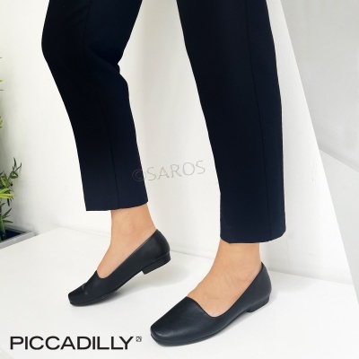 Sapatos pretos planos de pele com calças pretas em fundo branco