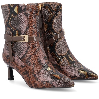 Botins femininos com padrão pele de cobra e salto médio