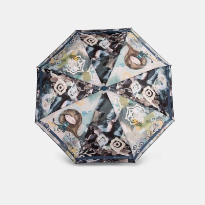 Guarda-chuva aberto com padrão artístico colorido e imagens de mulheres desenhadas.