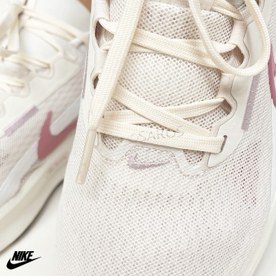 Ténis Nike em malha branca com detalhe rosa e atacadores brancos