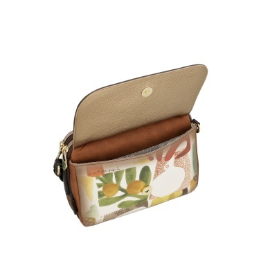 Mala tiracolo bege com bolso frontal decorado e fecho de aba