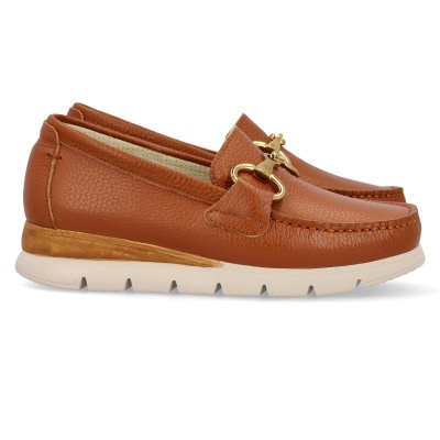 Sapatos mocassins masculinos castanhos com sola branca e detalhe dourado