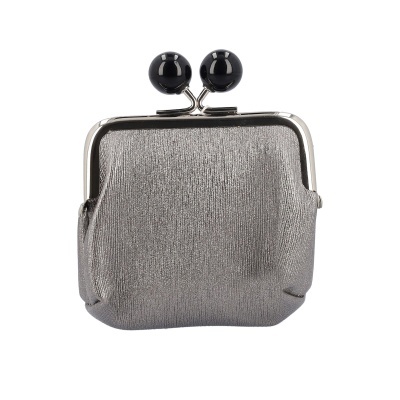 Carteira pequena prateada com fecho de bolas pretas