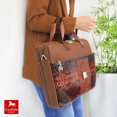 Mala de mão Cavalinho castanha com padrão escamado e detalhe metálico