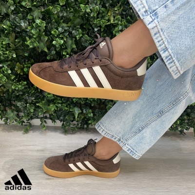 Tênis Adidas camurça castanha com riscas brancas e sola bege