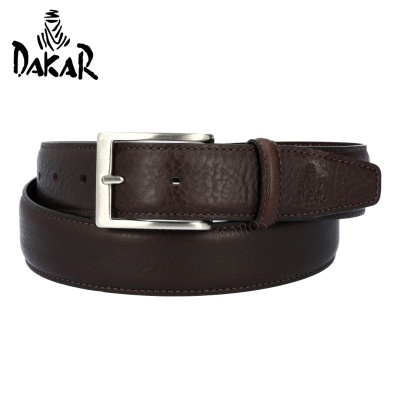 Cinto masculino em pele castanha com fivela metálica prateada