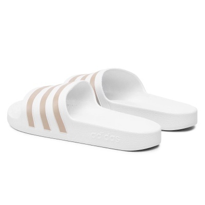 Chinelos Adidas brancos com três riscas bege