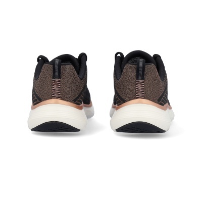 Sapatilhas desportivas pretas e castanhas vistas de trás