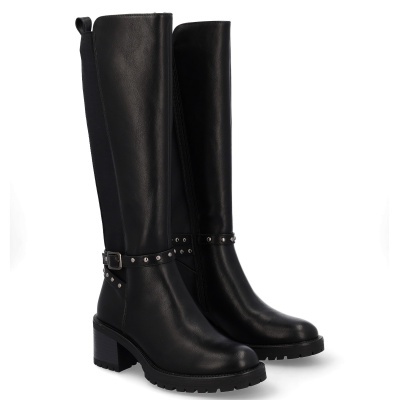 Botas altas pretas em pele com salto e tachas metálicas