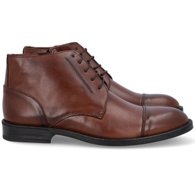 Botins de couro castanho com atacadores