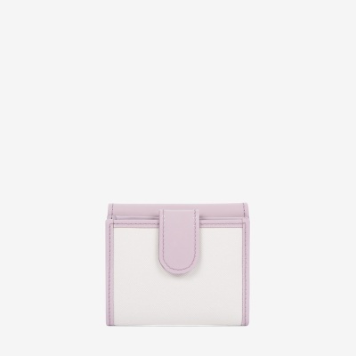 Carteira pequena branca com bordas lilás e aba