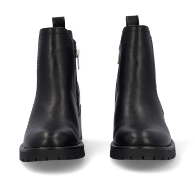 Botas pretas de couro com fecho lateral em fundo branco vista fronte