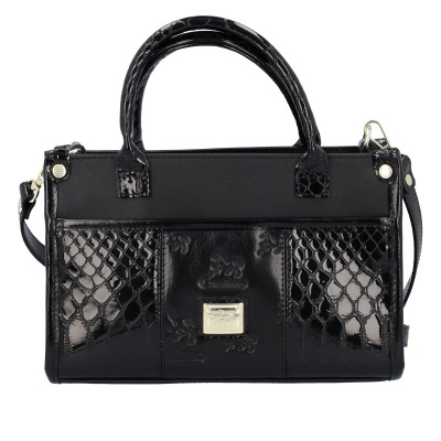 Mala preta com detalhes em padrão de pele de cobra e fecho metálico prateado